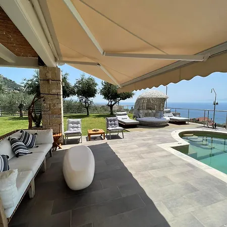 Vergas - Enjoy Our Swimming Pool In Kalamata, Greece カラマタ